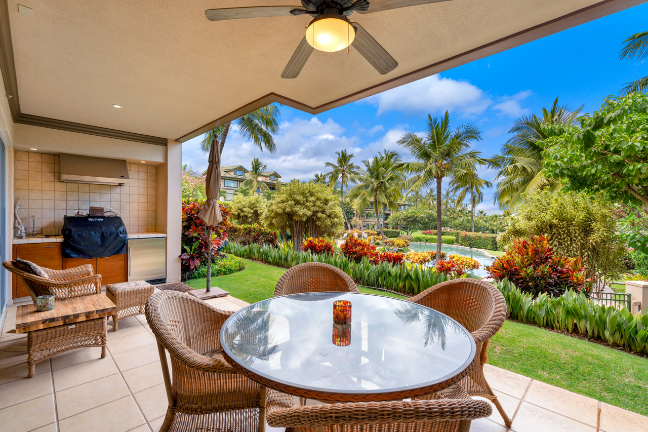 Views of the pool and the ocean: 