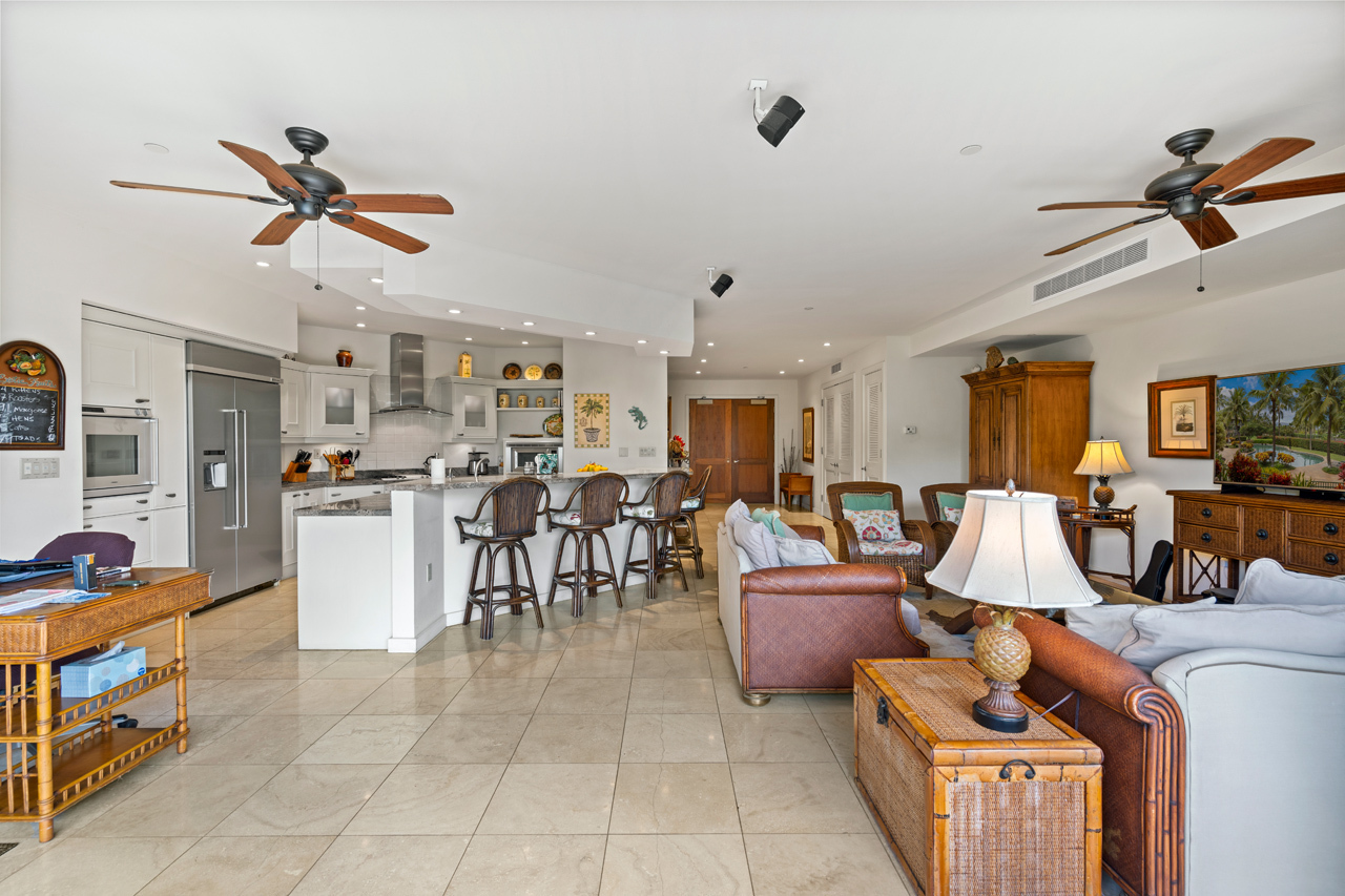 Spacious living room: 