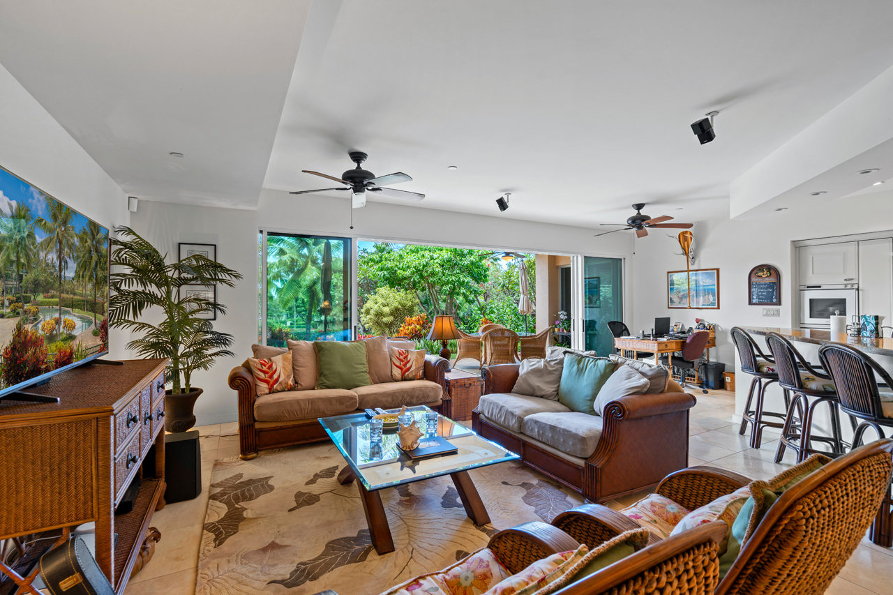 Spacious living room: 