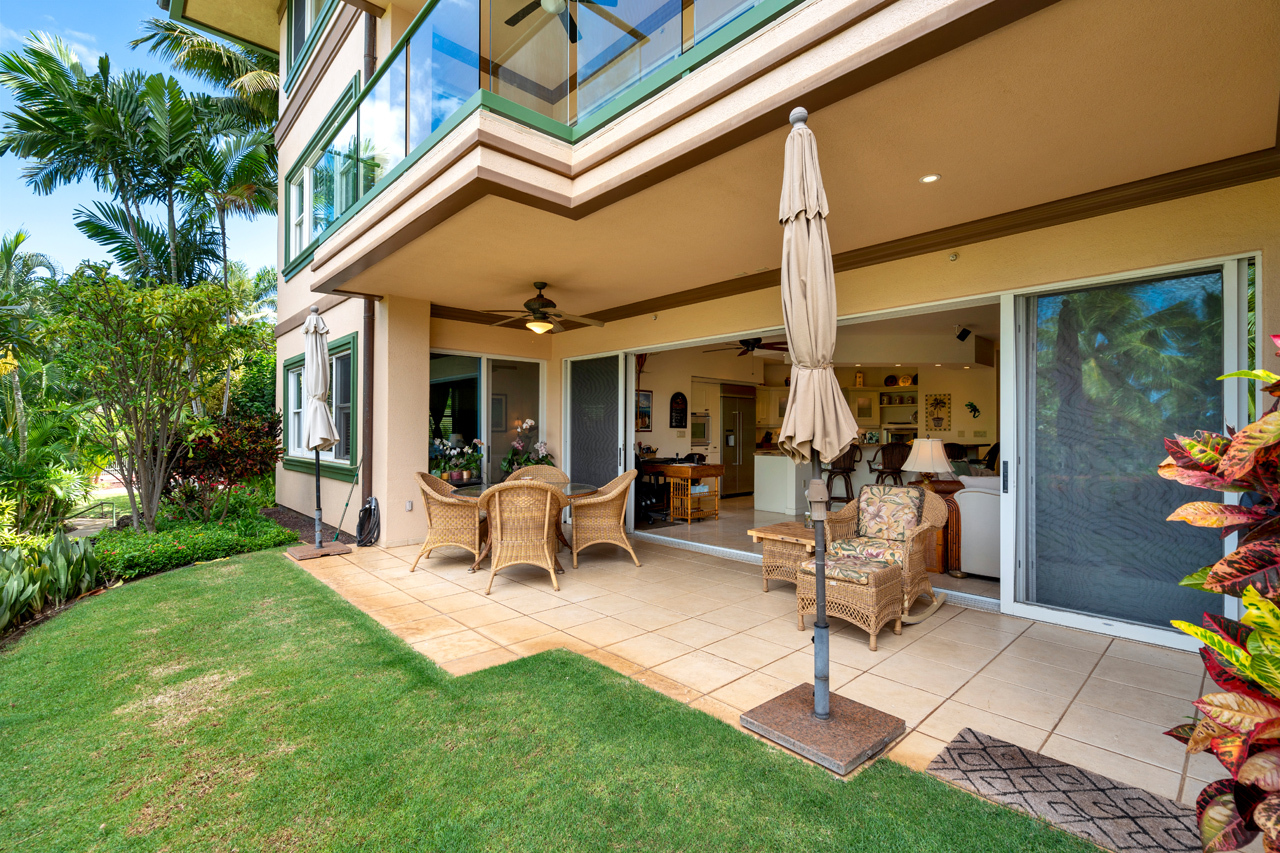 Large covered lanai: 